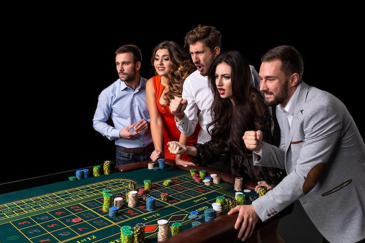 Dealer casino live yang profesional sedang mengoperasikan permainan secara langsung